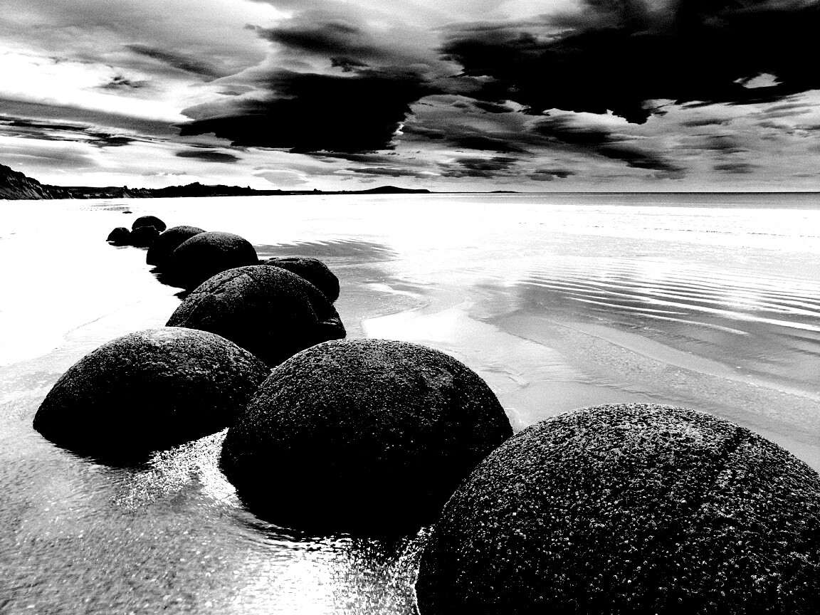 Круглые камни на берегу обои