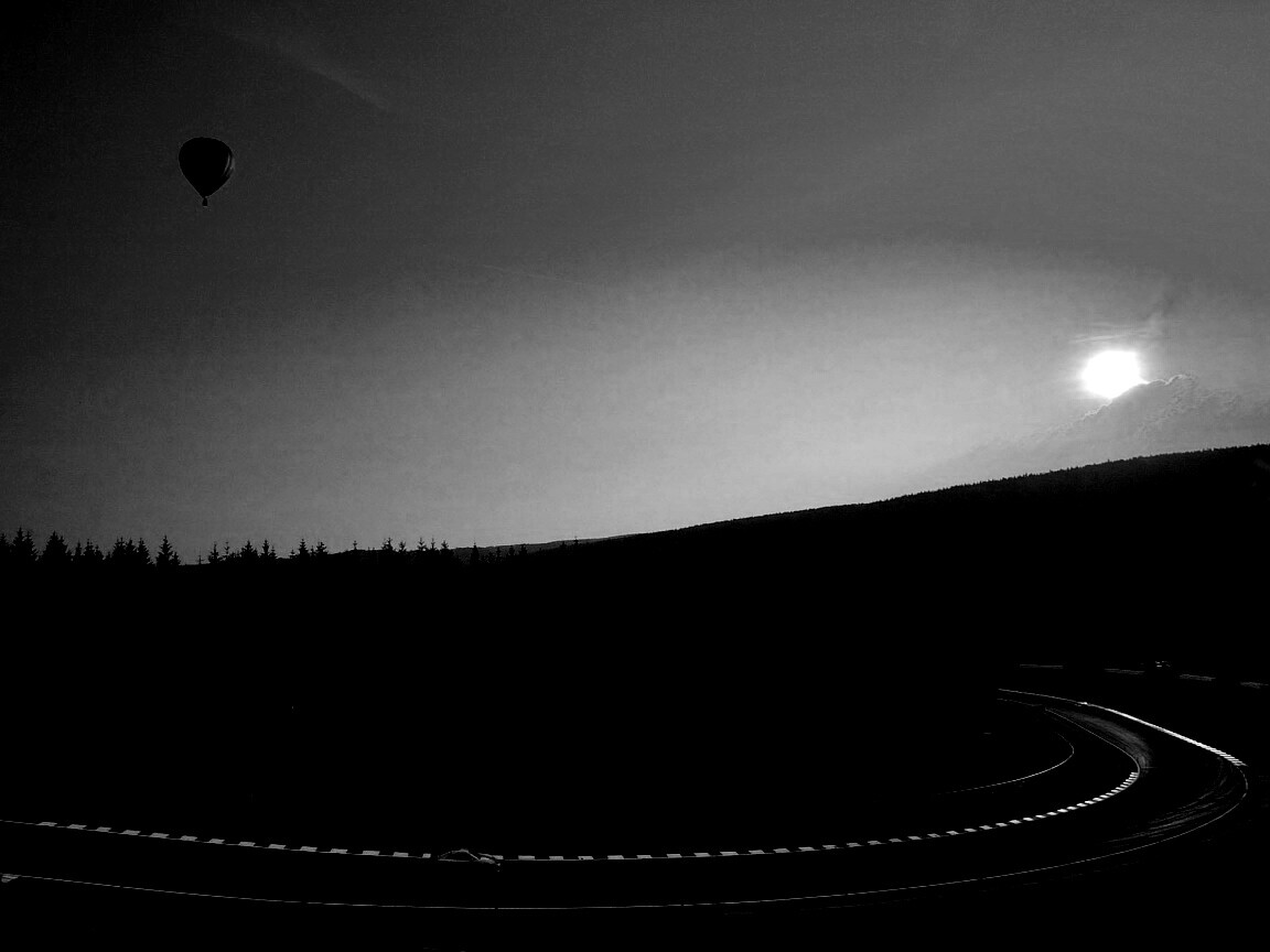 Воздушный шар над треком обои