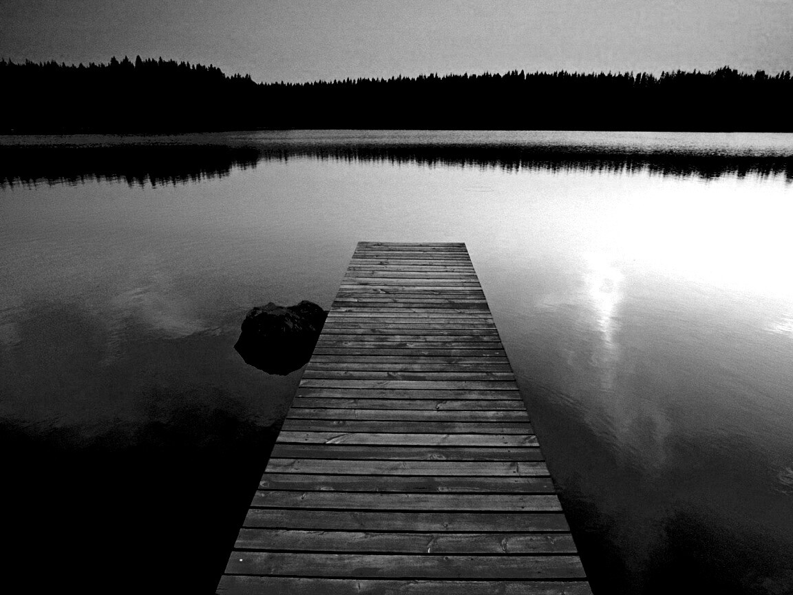 Деревянный пирс на озере обои
