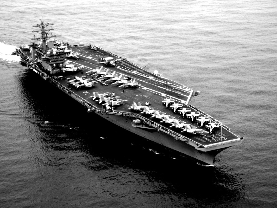 Авианосец в море обои