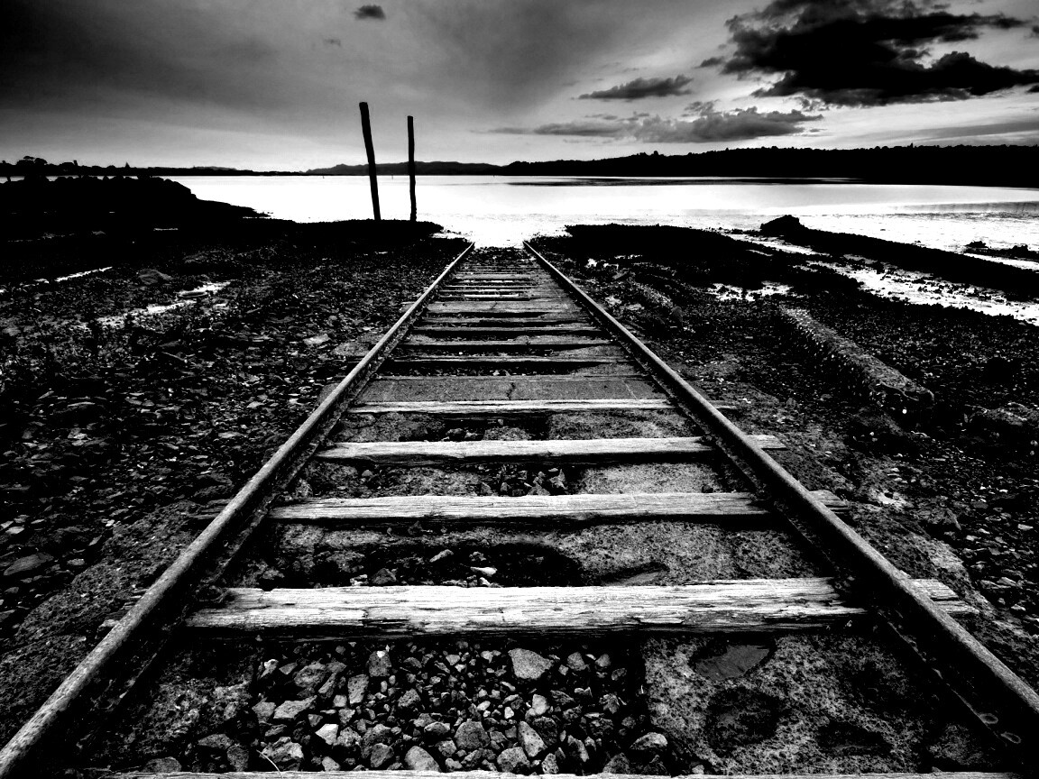 Рельсы обрывающиеся в воду обои