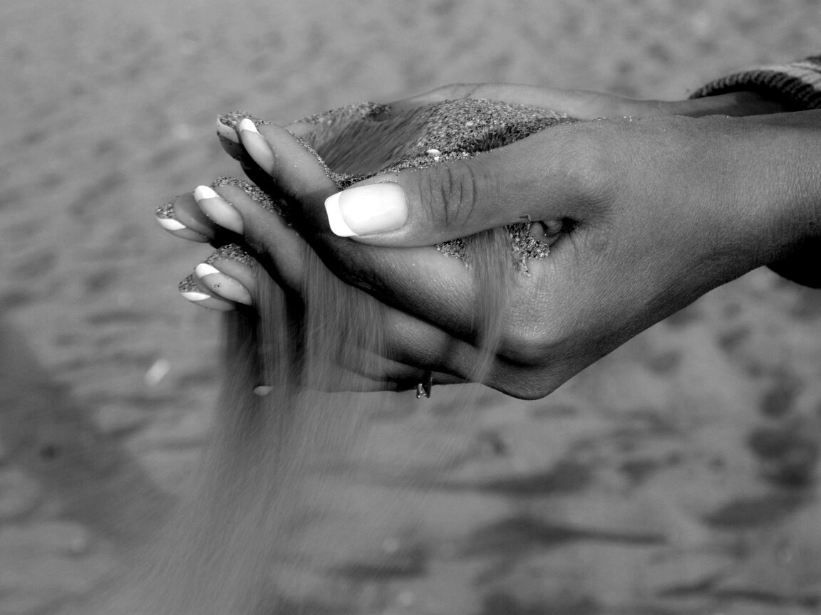 Песок сквозь пальцы обои