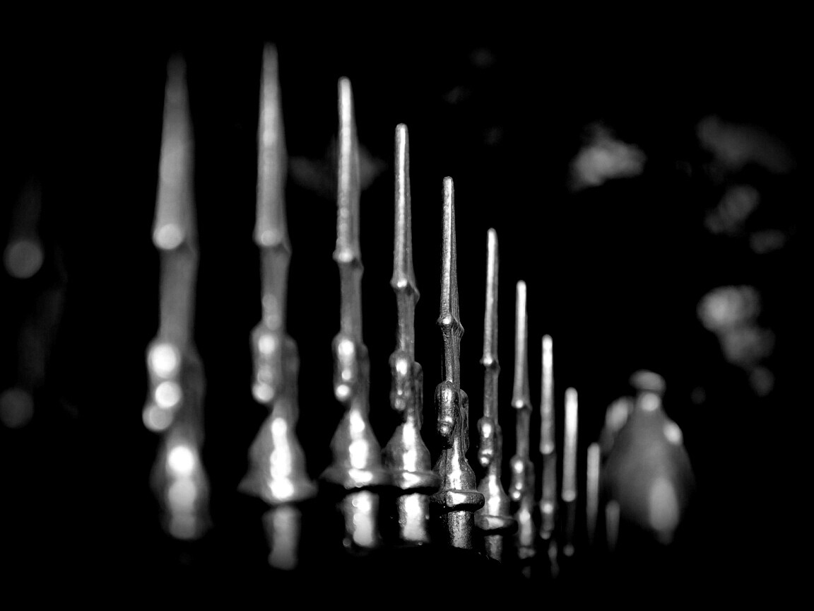 Оранжевые наконечники на ограде обои