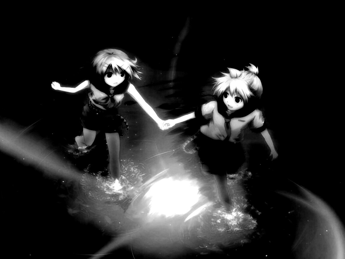 Девочки бегут по воде обои