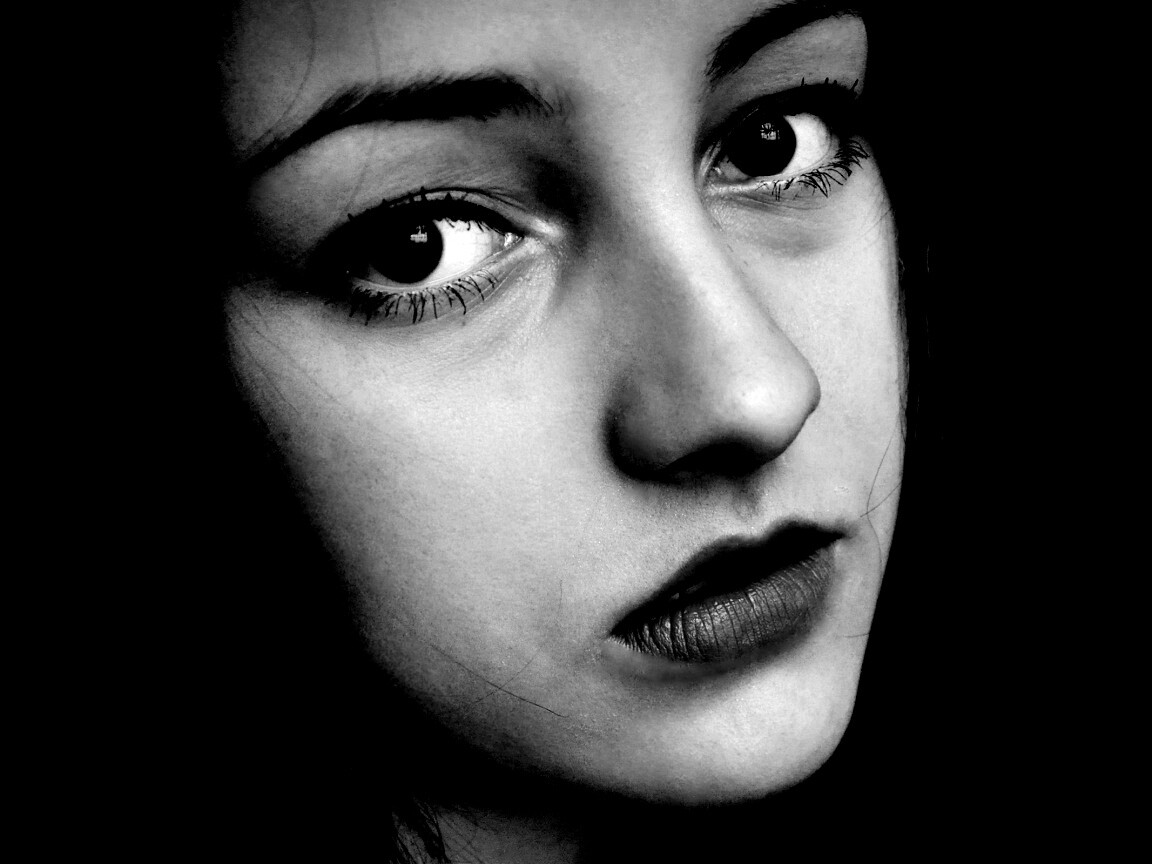 Брюнетка с ярким макияжем и печальным лицом обои