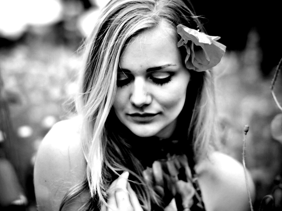 Блондинка в маках обои