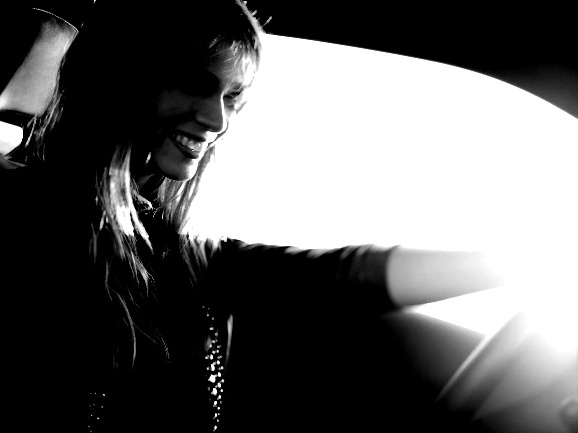 Девушка за рулем автомобиля обои