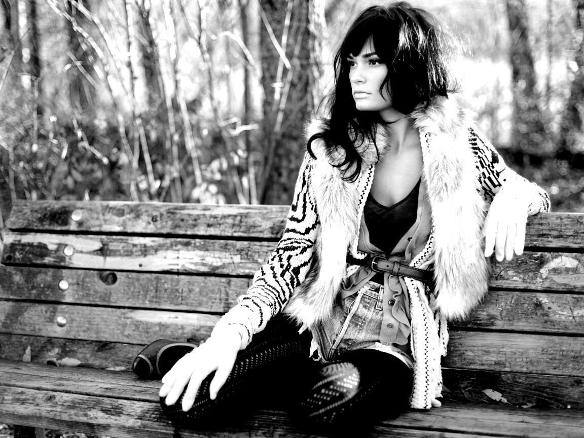 Красивая девушка сидит на скамейке обои