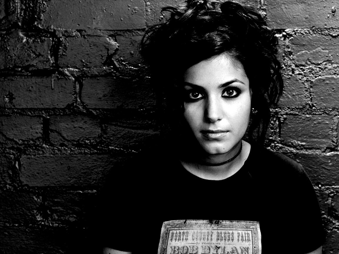 Подросток на фоне розовой кирпичной стены обои