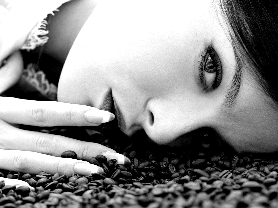 Соблазнительная девушка с кофейными зернами обои