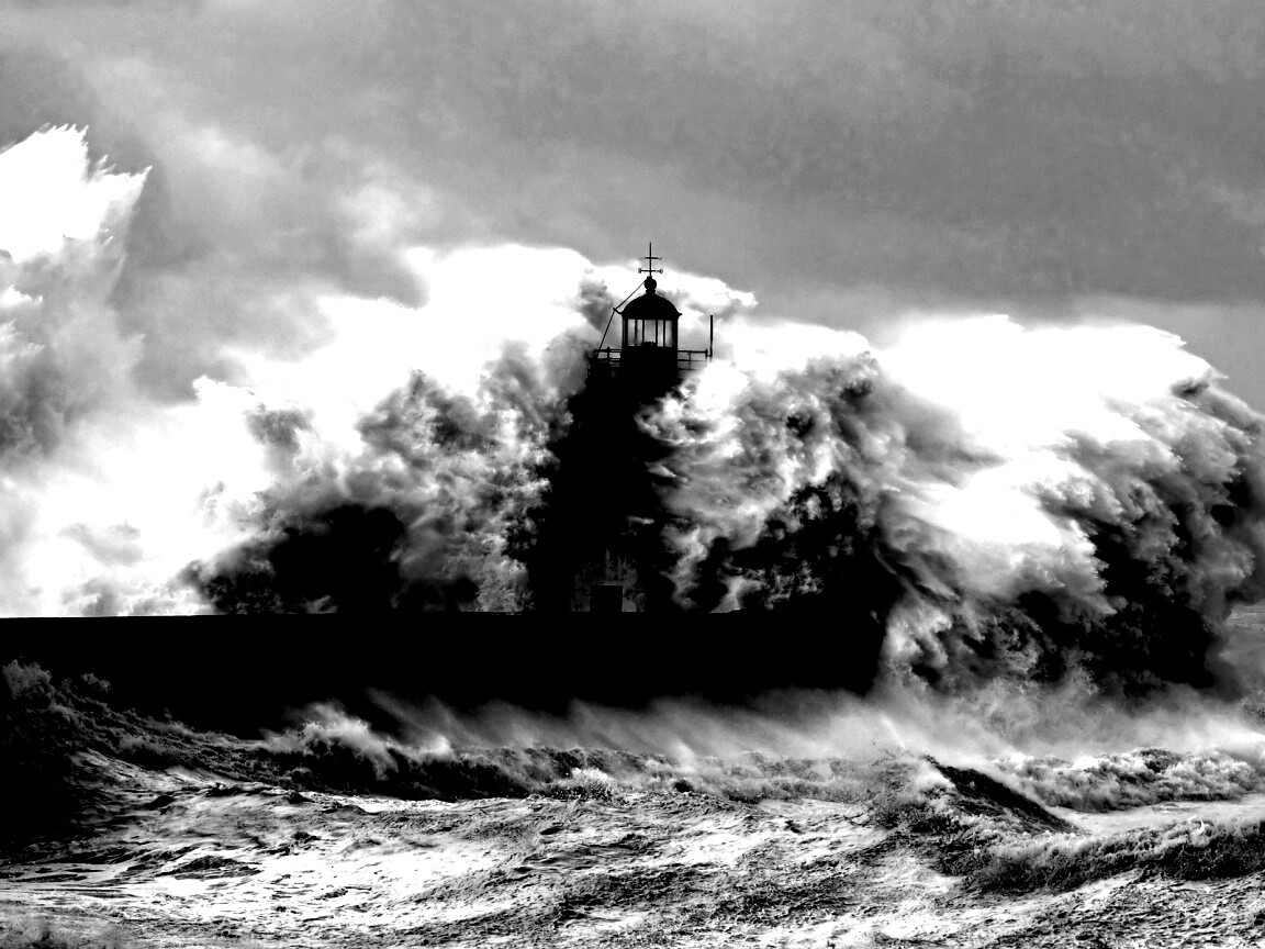 Маяк в шторм обои