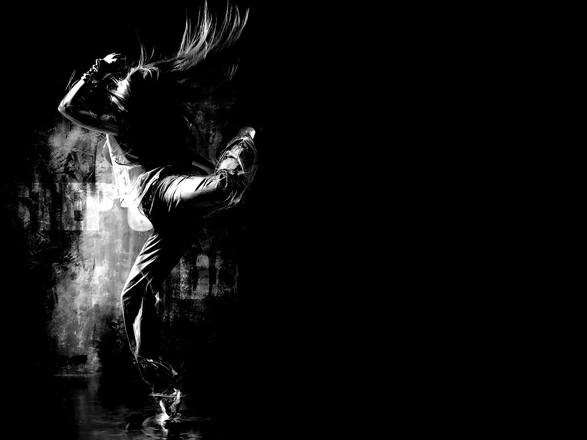 Девушка в диком танце обои