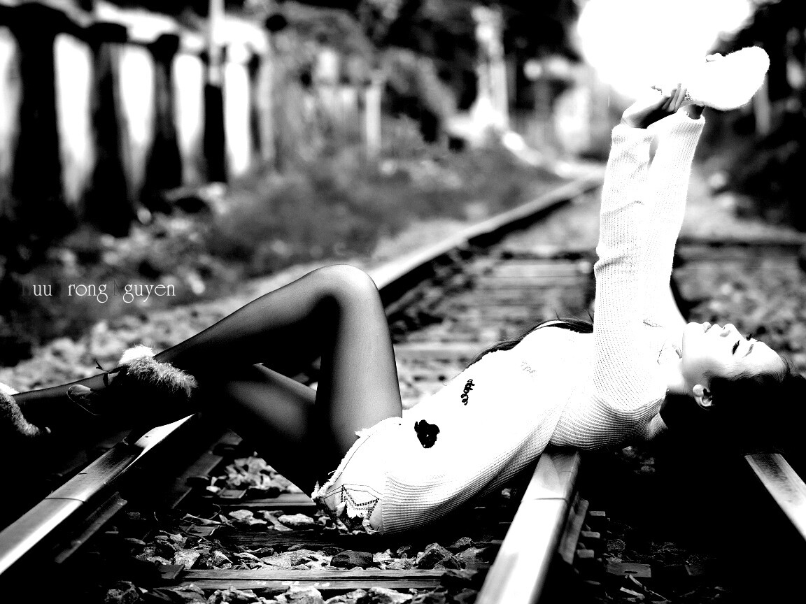 Модель на железнодорожных путях обои