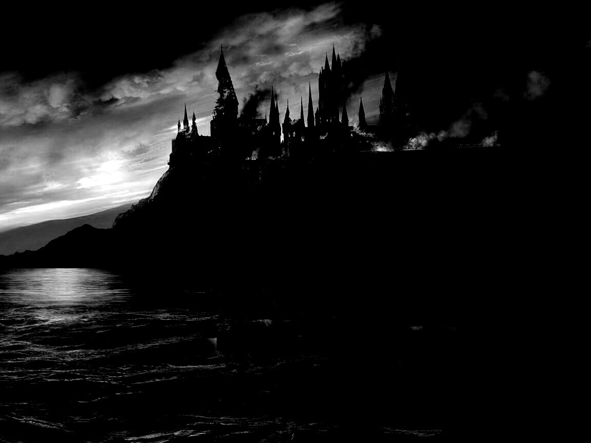 Хогвартс охваченный пламенем обои