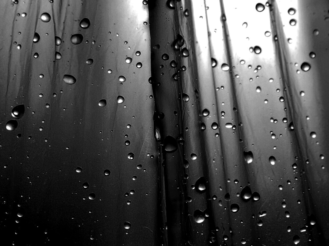 Капли на зеленом пластике обои