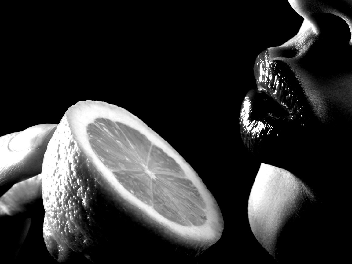 Лимон и губы обои