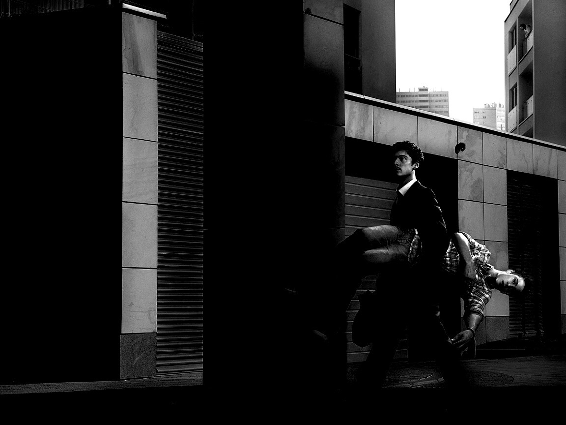 Мужчина с куклой обои