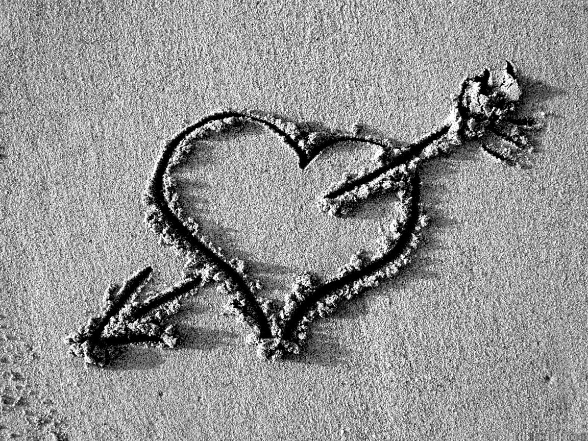 Сердце на песке обои
