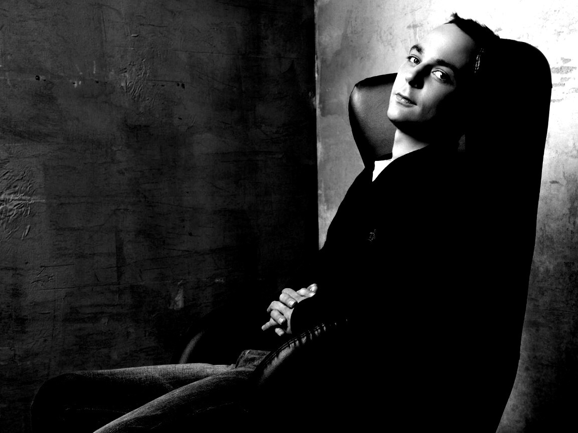 Джим Парсонс в крселе обои