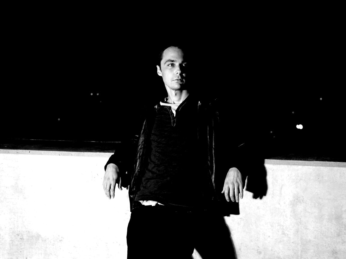 Джим Парсонс на балконе обои