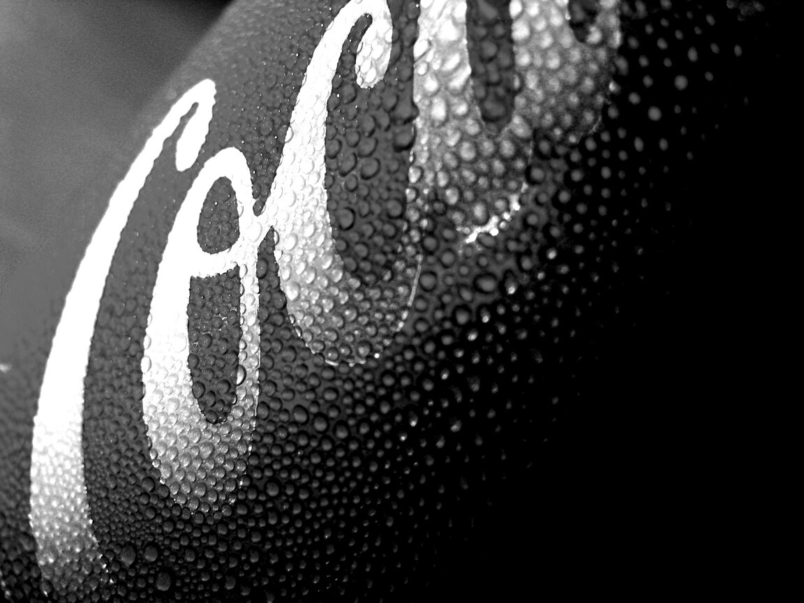 Запотевшая банка Кока-Колы обои