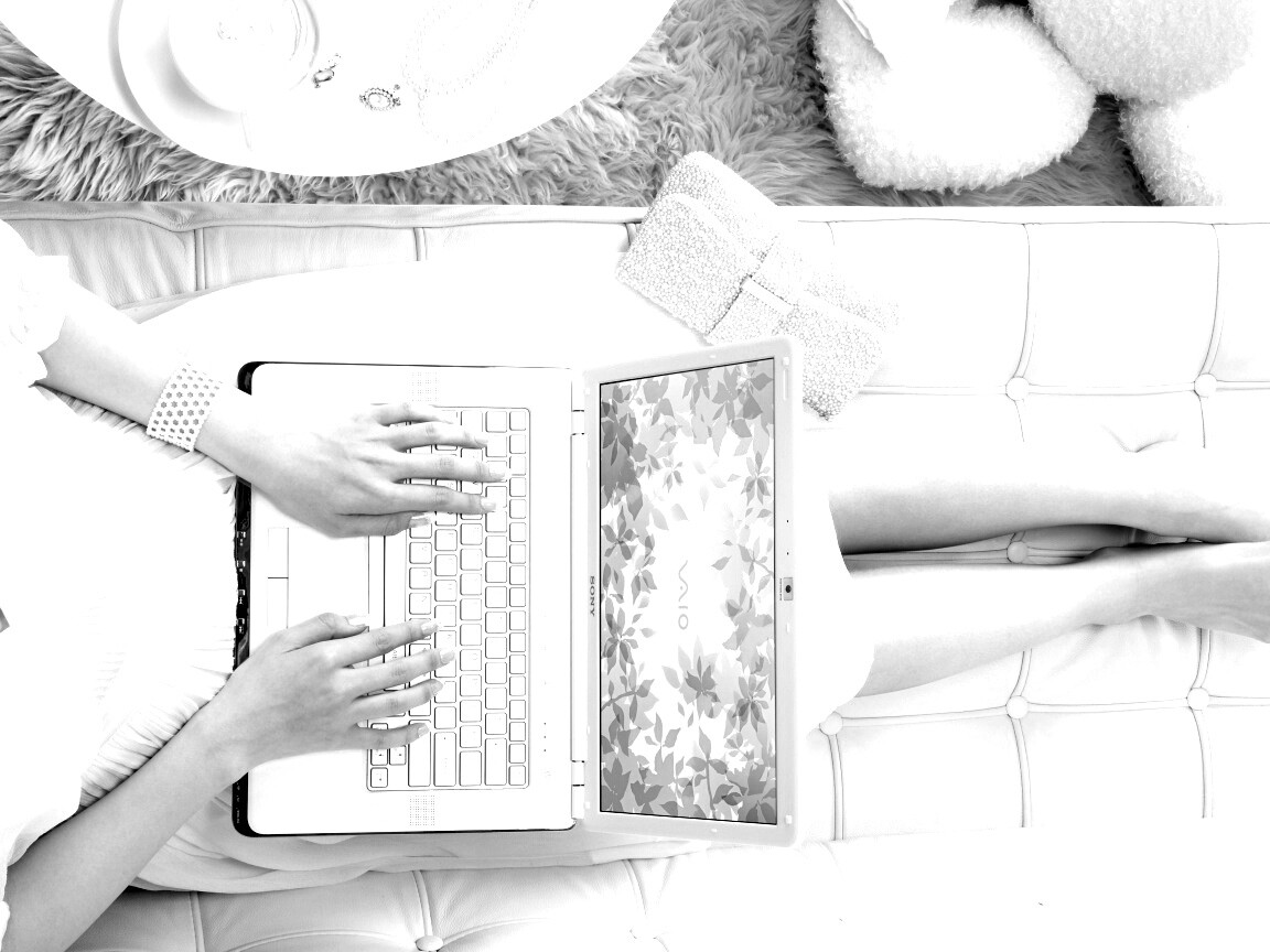 Девушка с ноутбуком vaio обои