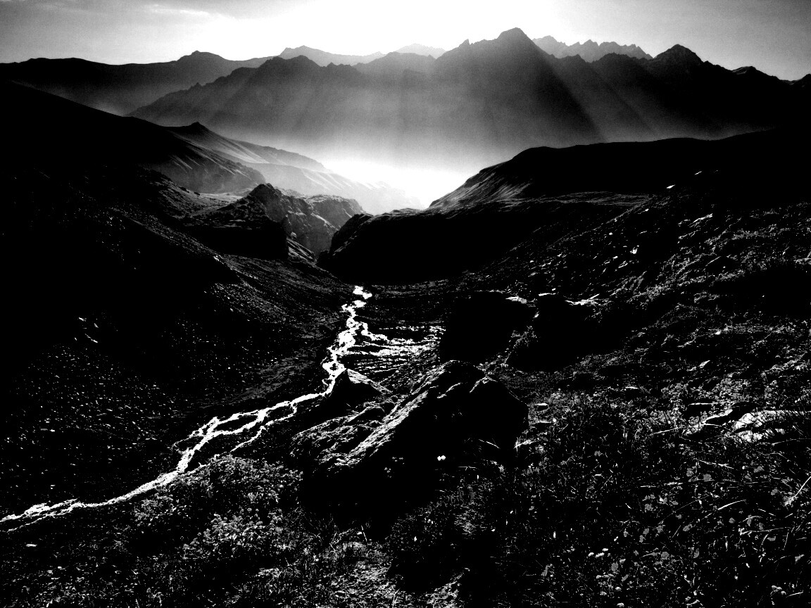 Горы и ручей обои