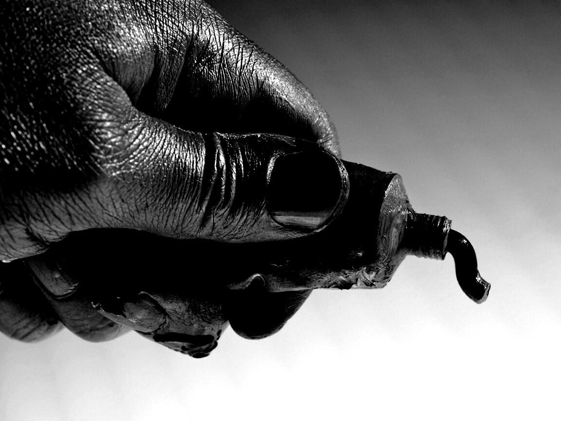 Чёрная краска обои