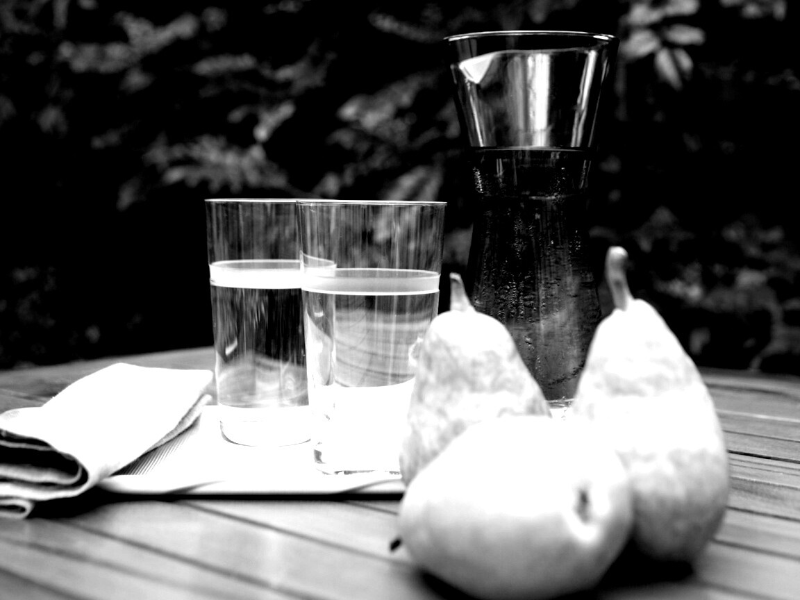 Стол с грушами обои