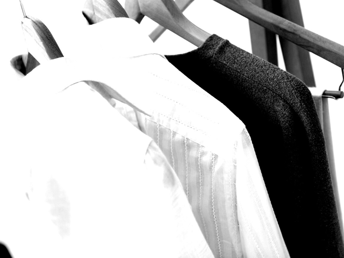 Вещи на вешалке обои