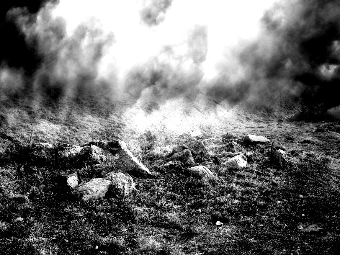 Камни под туманом обои