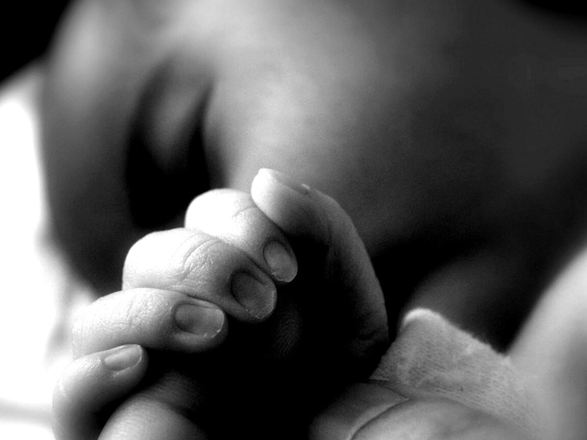 Младенец держит палец обои