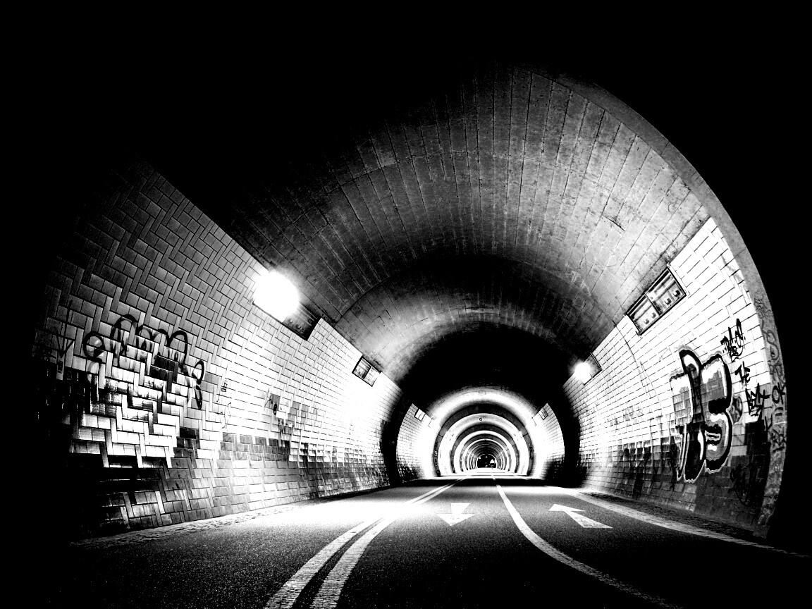 Тоннель и граффити на стенах обои