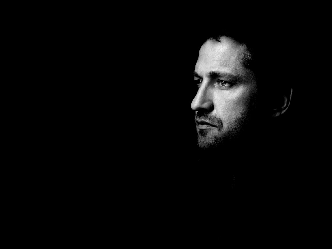 Джерард Батлер на темном фоне обои