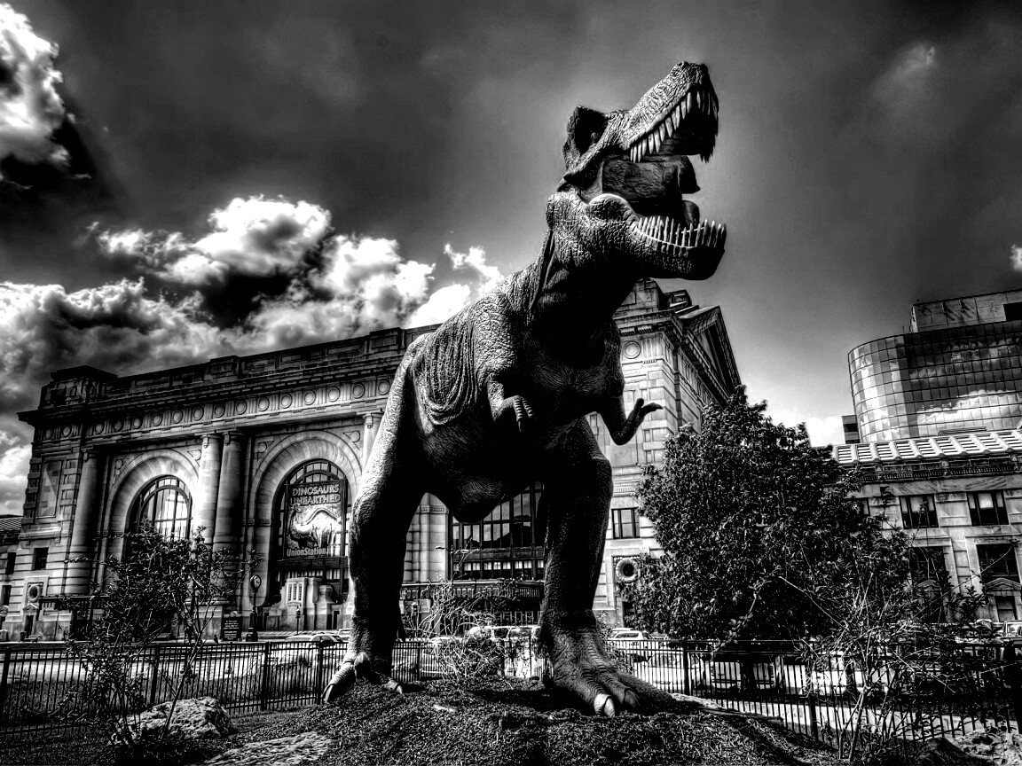 Скульптура динозавра рядом с музеем рептилий обои