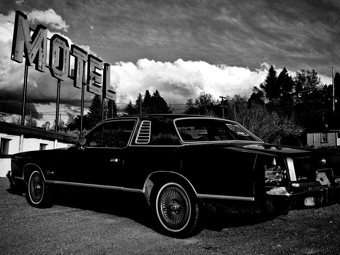 Олдскульный Dodge около мотеля обои