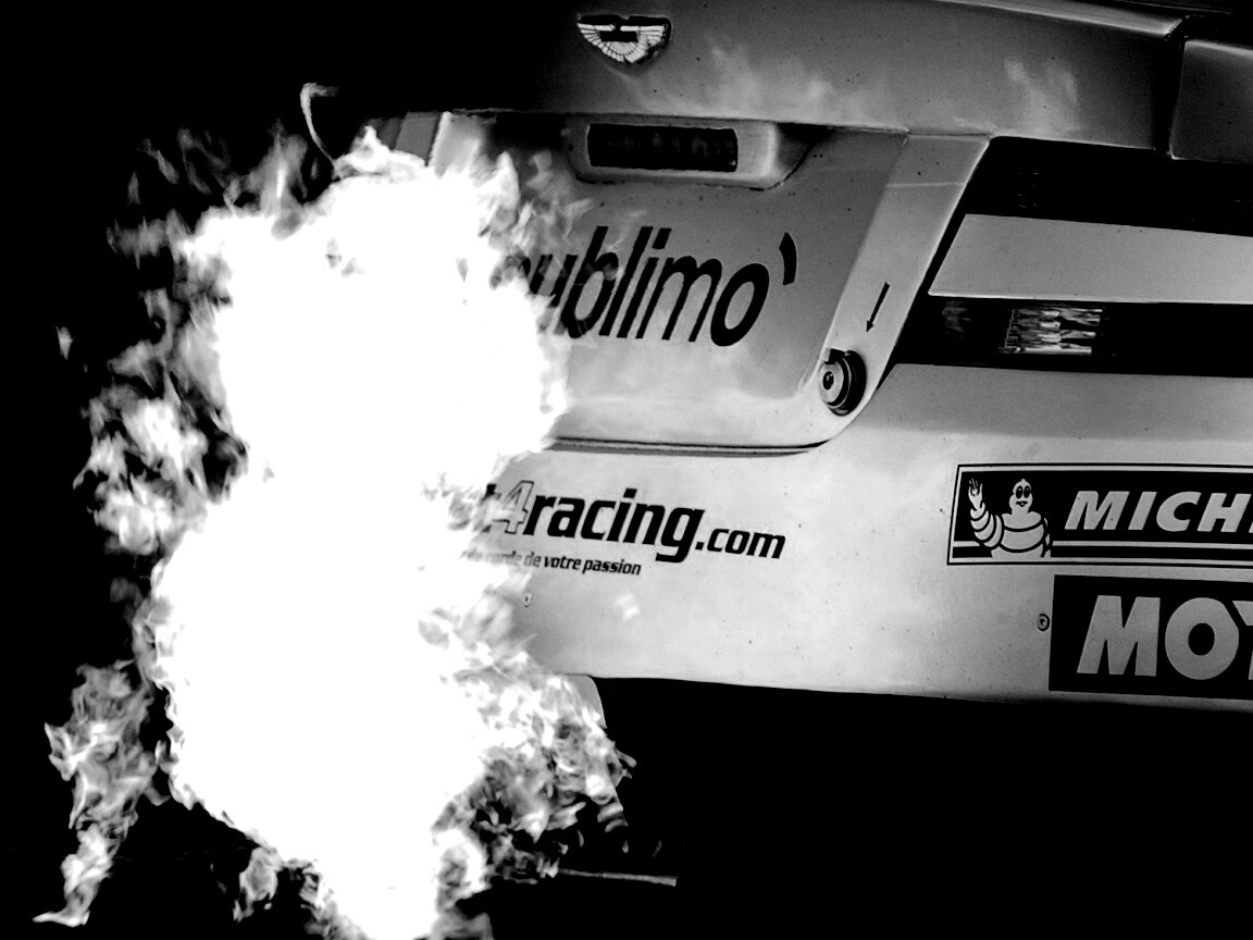 Огонь из выхлопной трубы гоночного Aston Martin обои