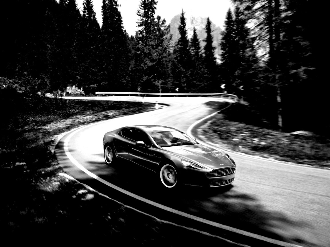 Астон мартин на лесной дороге обои