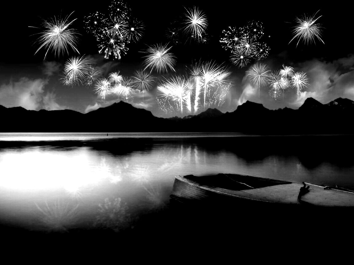 Фейрверк над озером обои
