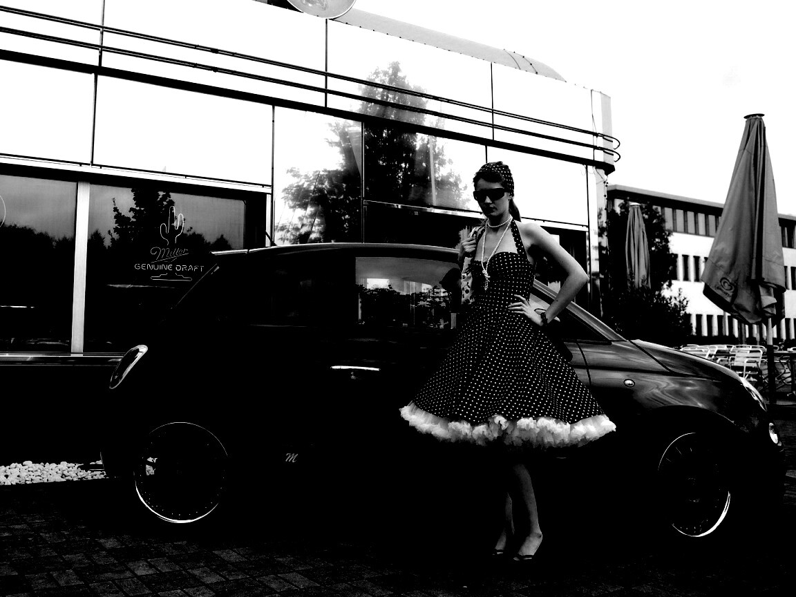 Fiat 500 и девушка обои