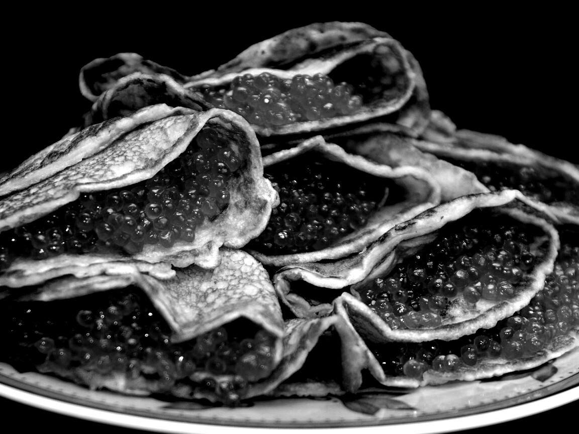 Блины с красной икрой обои