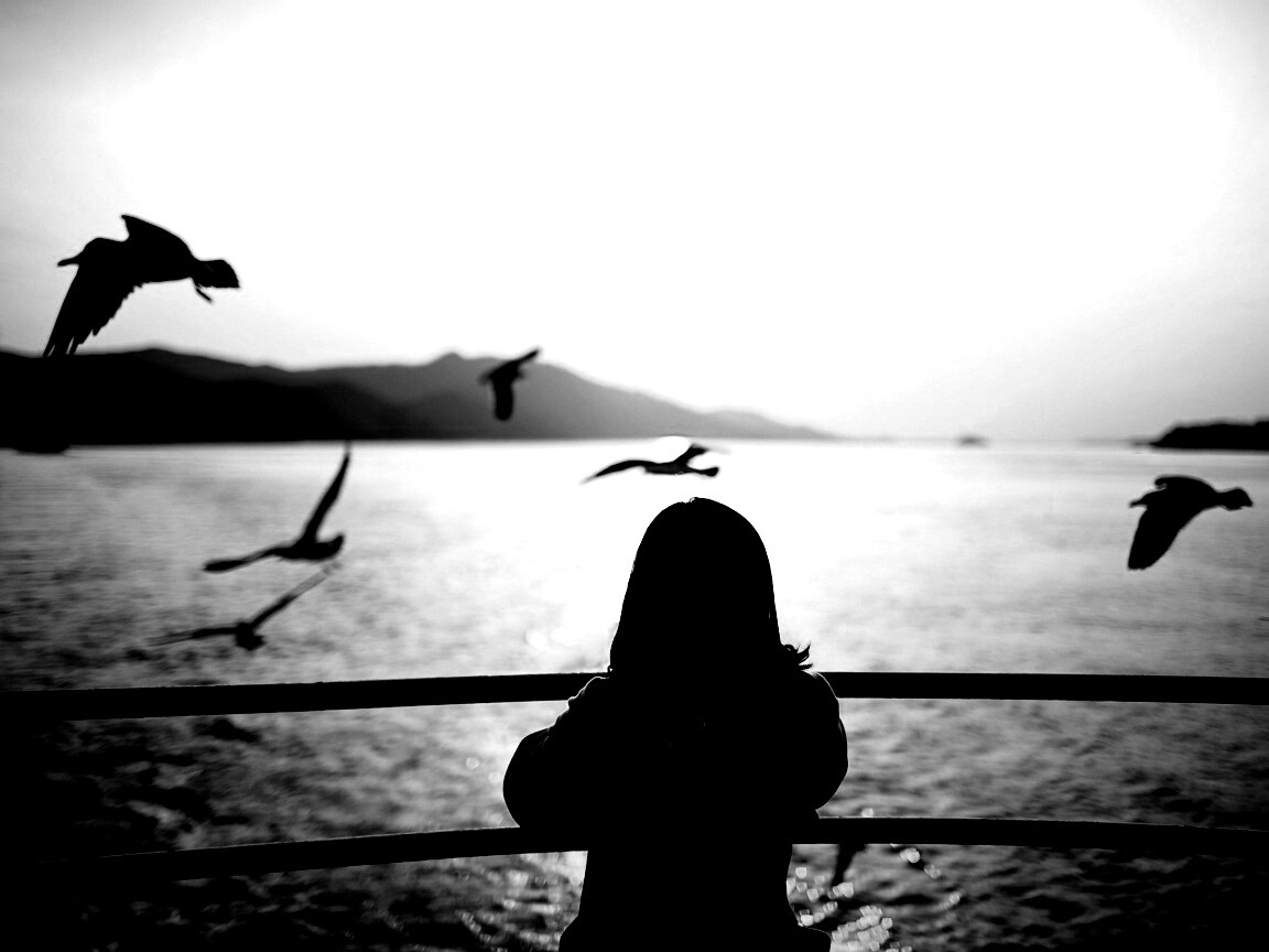 Девочка глядит на озеро обои