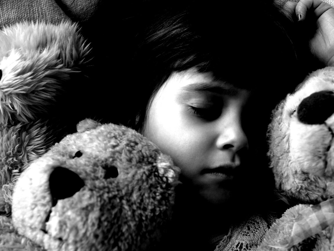 Девочка спит с мишками в обнимку обои