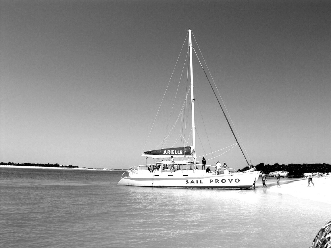 Яхта в голубой лагуне обои