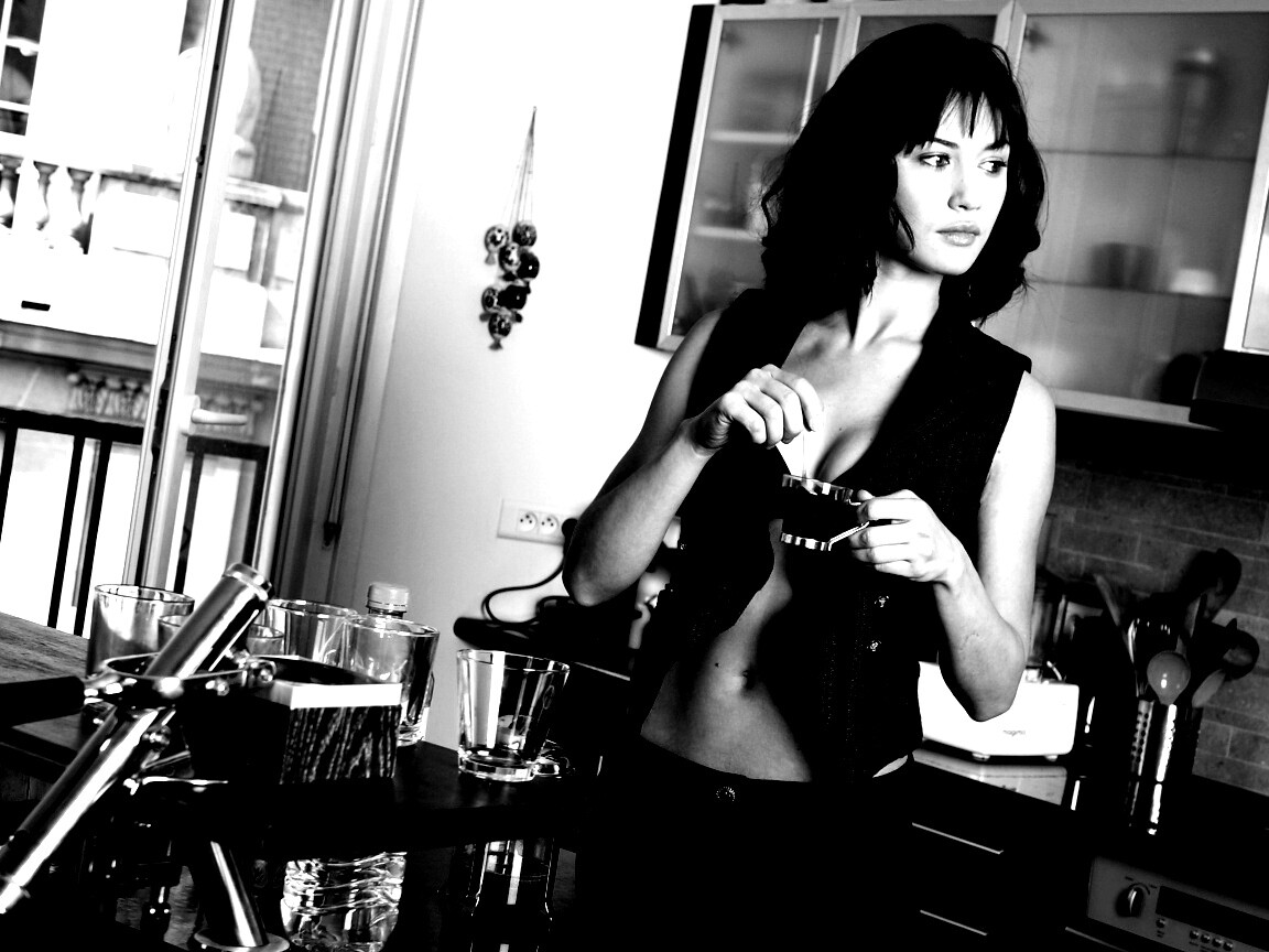 Ольга Куриленко пьет кофе обои