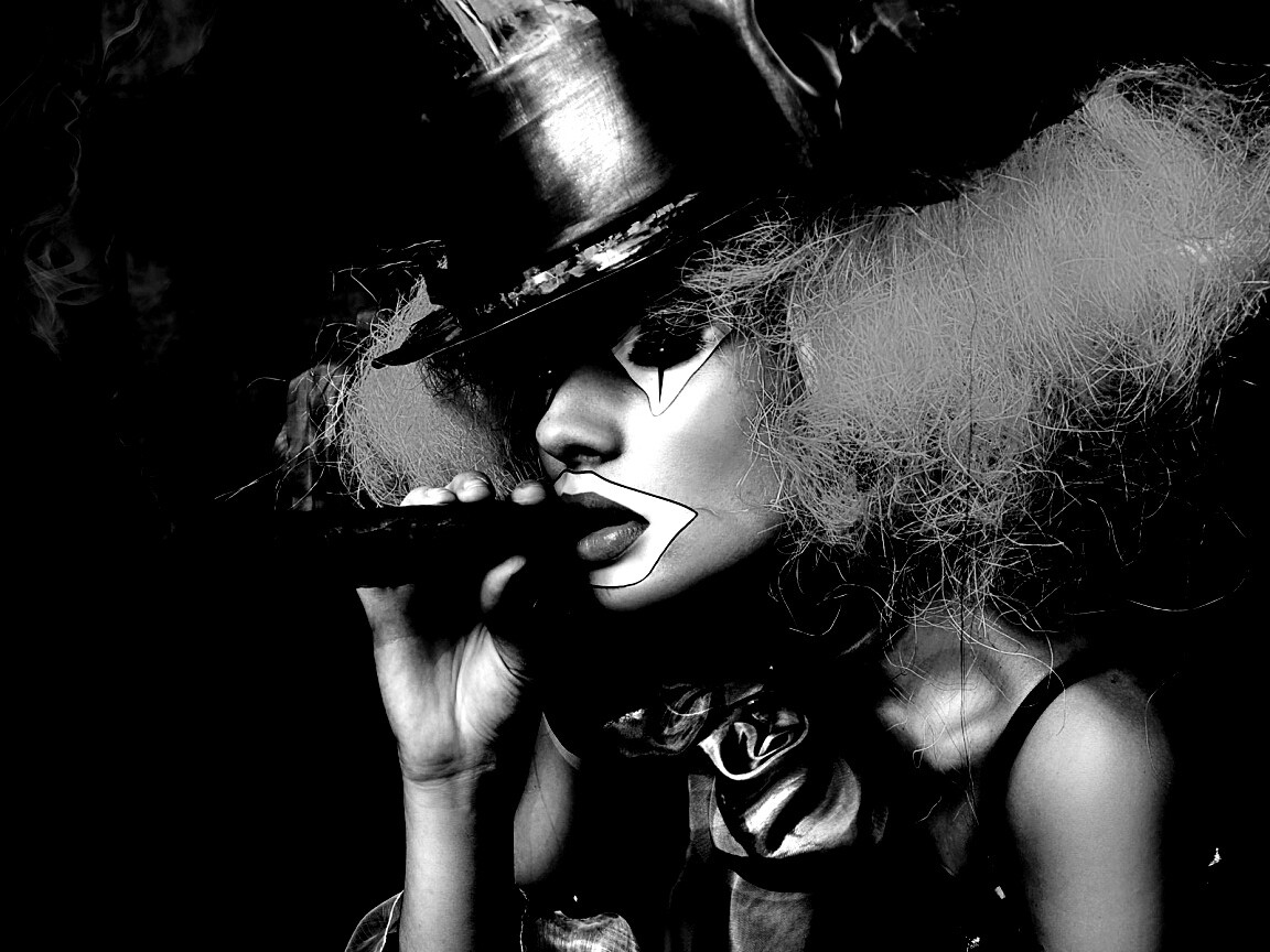 Девушка клоун курит сигару обои