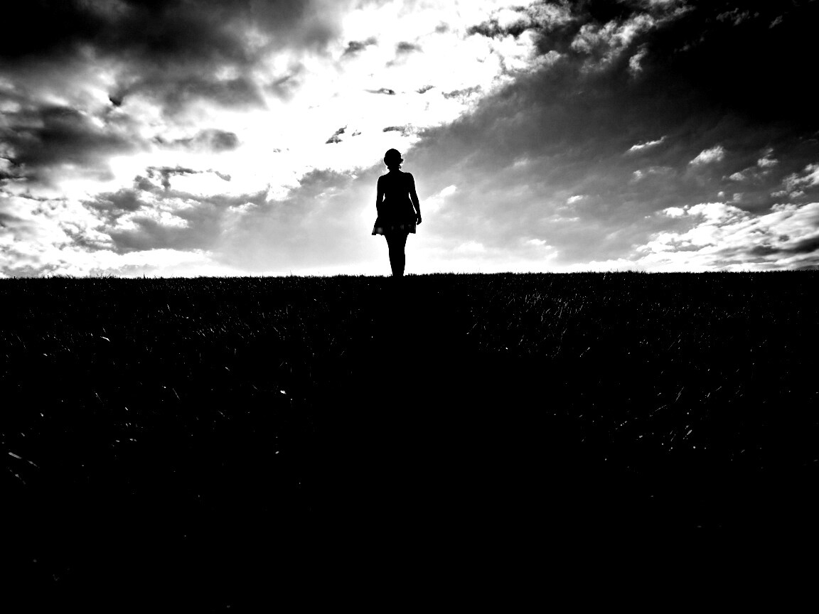 Силуэт девочки на поле обои