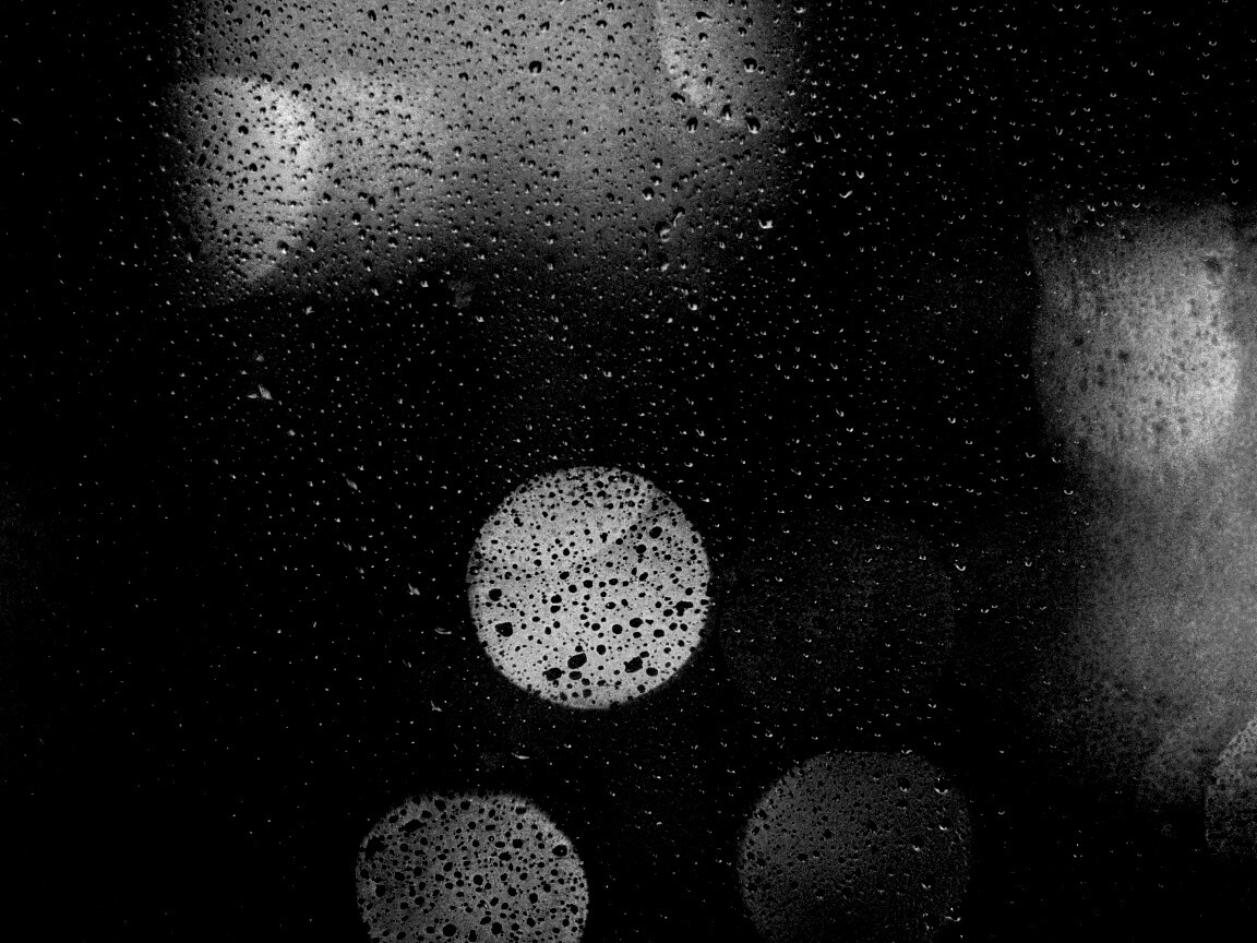 Блики за мокрым стеклом обои