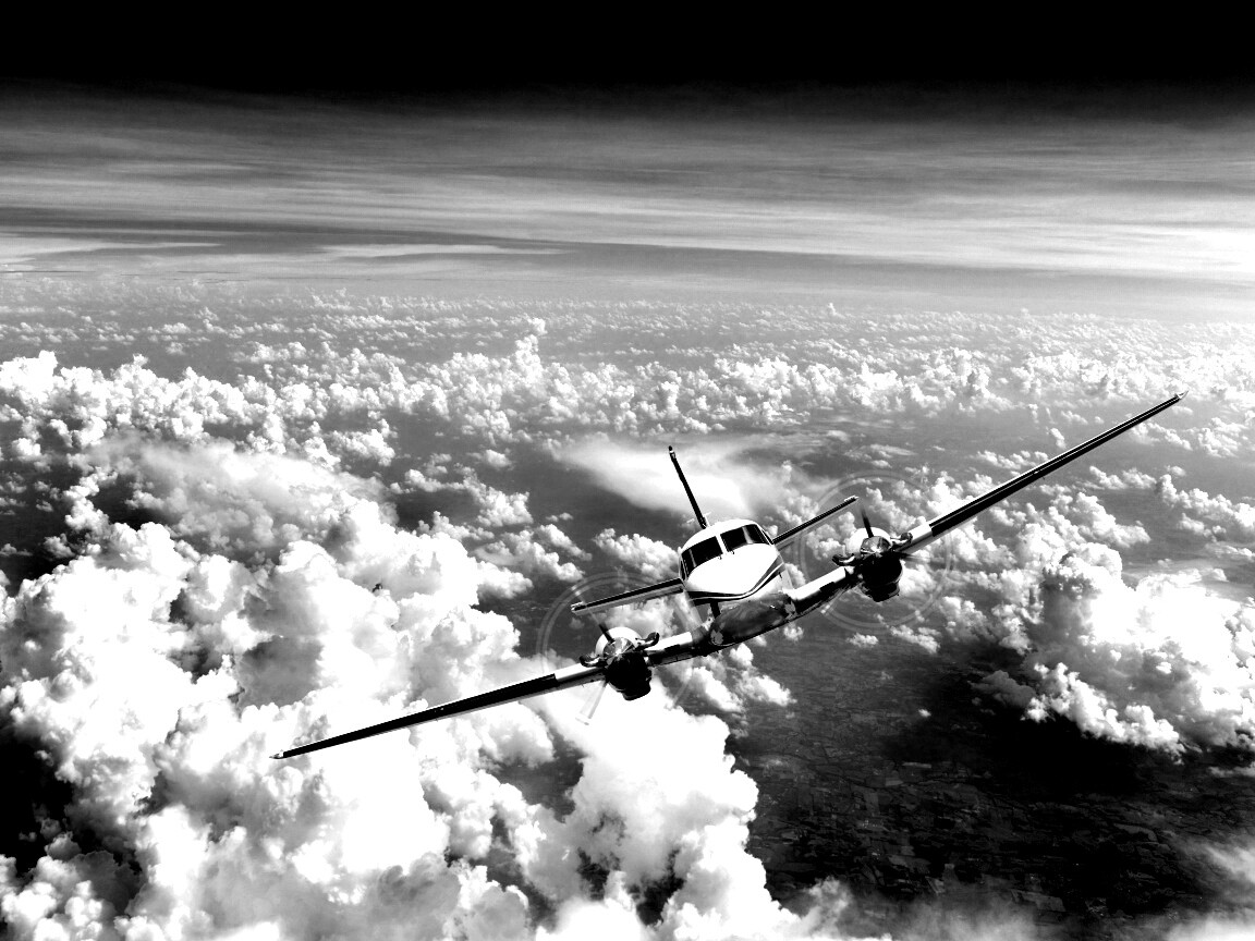 Самолет над облаками обои