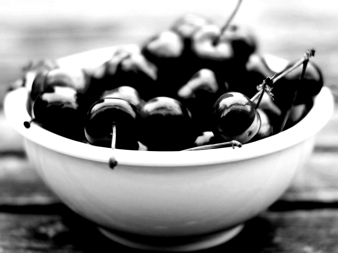 Миска спелой черешни обои